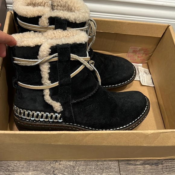 UGG Shoes - New UGG cove boots